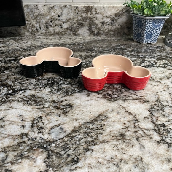 Set of two Le Creuset Disney Mickey Mouse stoneware ramekins. - Picture 3 of 7